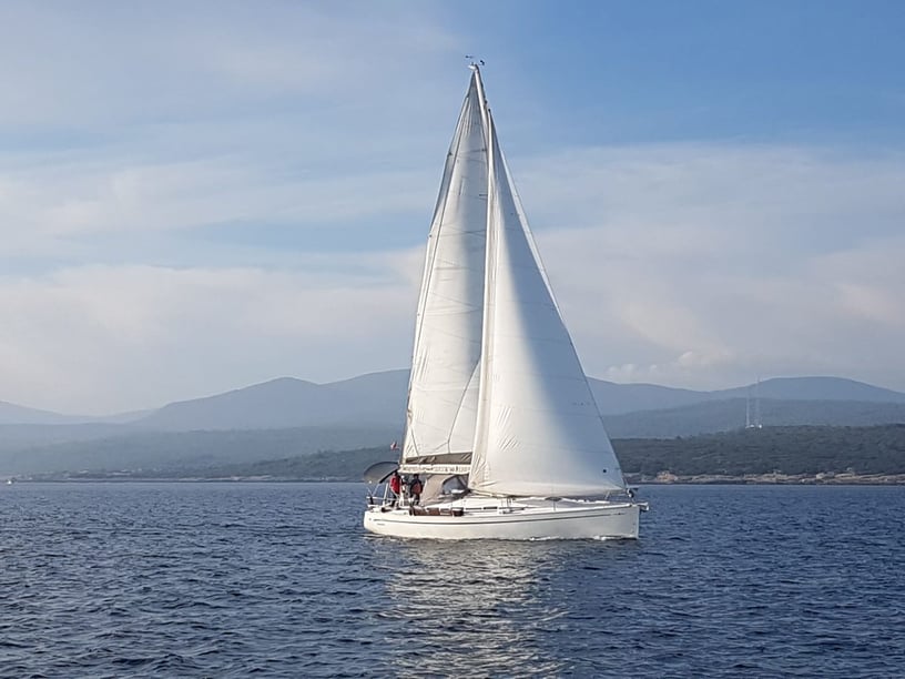 Izmir Sailboat 3 cabin 6 berths 8 guests 42 ft Listing Number: #20477