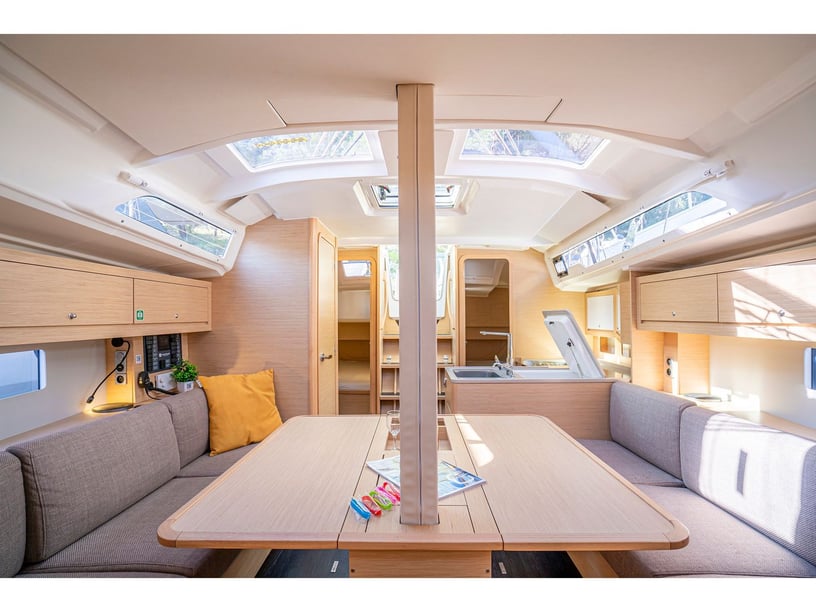 Skradin Voilier Cabine 3  Couchettes 6  Invités 6  10.77 m Numéro de l'annonce: #20493 2