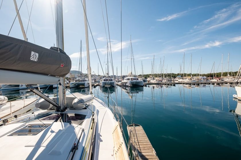 Šibenik Sailboat 4 cabin 10 berths 10 guests 12.75 m Listing Number: #20500 5