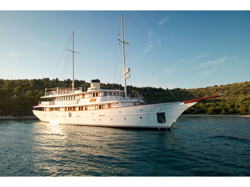 Split Motor Yacht 18 cabin 36 berths 36 guests 52 m Listing Number: #20513