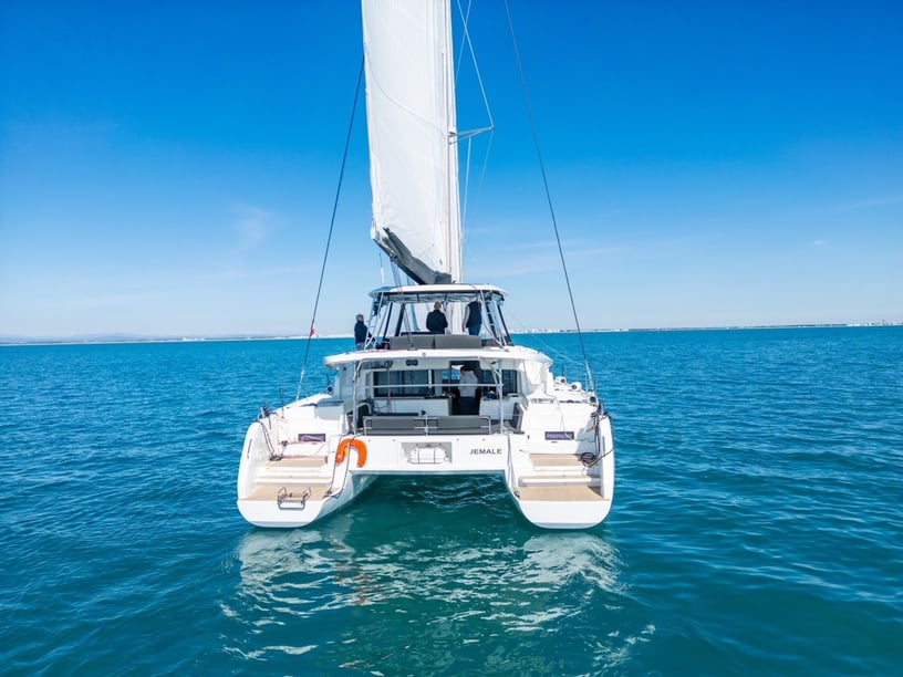 Ajaccio Catamarán Cabina 3  7  literas 12  invitados 13.99 m Número de anuncio: #20536 2