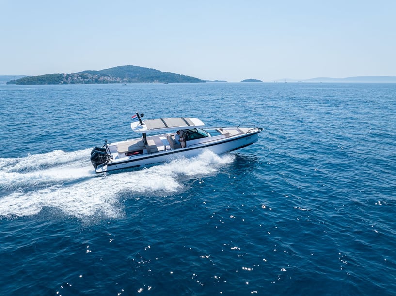 Seget Donji Bateau à moteur Cabine 2  Couchettes 4  Invités 10  11.5 m Numéro de l'annonce: #20539