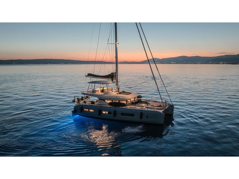 Kaštel Gomilica Catamaran Cabine 5  Couchettes 10  Invités 10  16.56 m Numéro de l'annonce: #20630