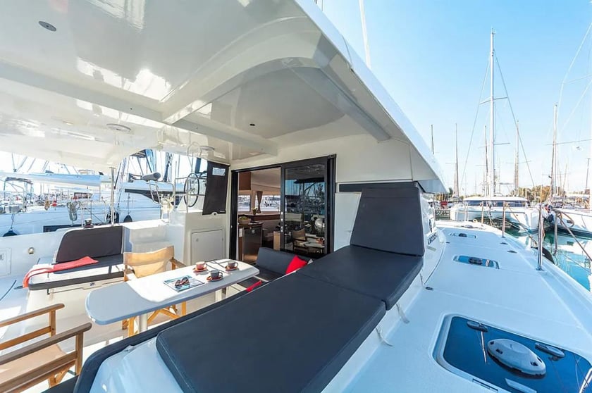 Athene Catamaran Cabine 6  10  slaapplaatsen 10  gasten 12.8 m Lijstnummer: #20631 5
