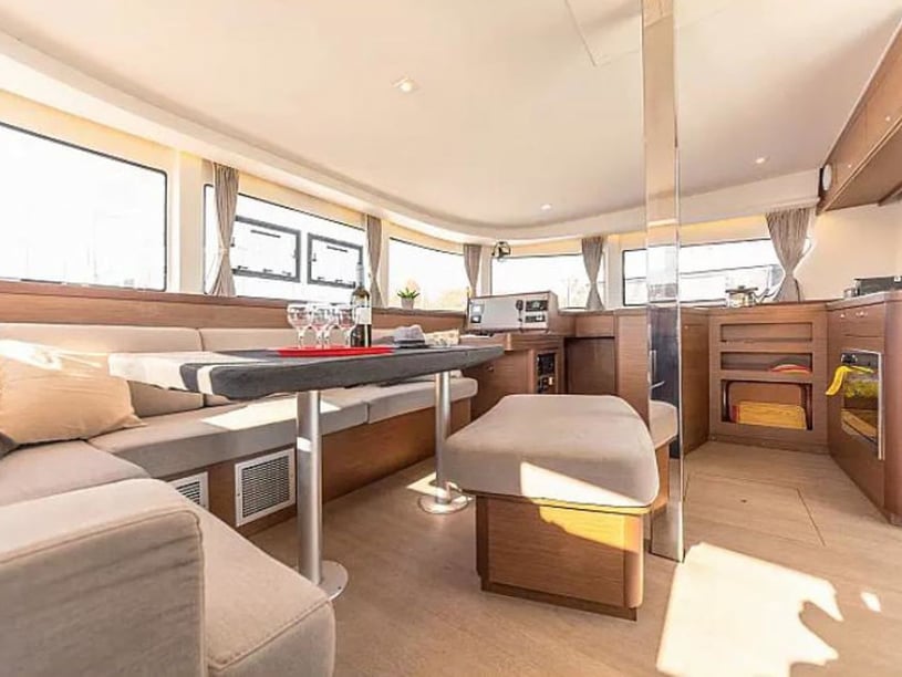 Athene Catamaran Cabine 6  10  slaapplaatsen 10  gasten 12.8 m Lijstnummer: #20631 2