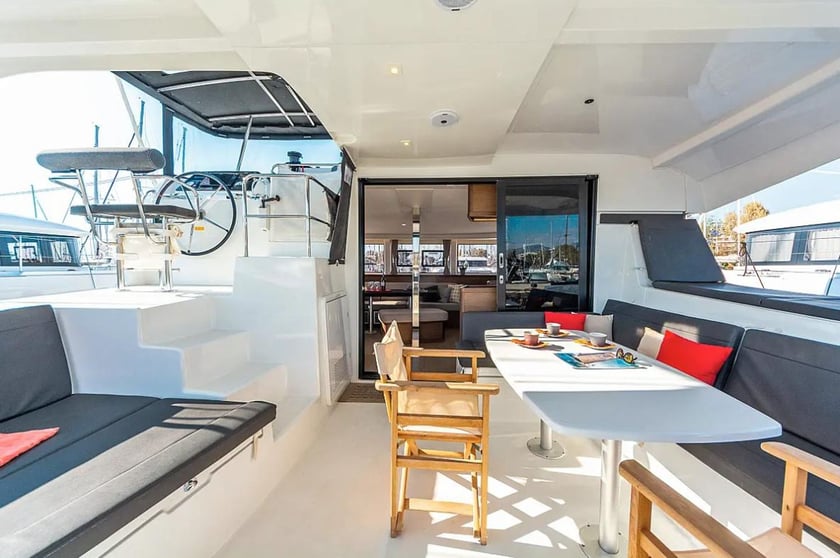 Athene Catamaran Cabine 6  10  slaapplaatsen 10  gasten 12.8 m Lijstnummer: #20631 3