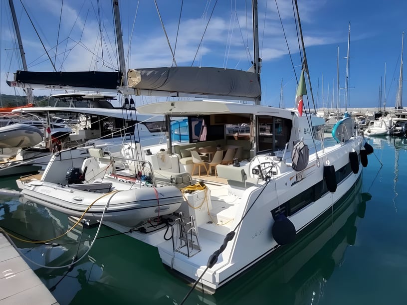 Capo d'Orlando Catamaran Cabine 4  8  slaapplaatsen 8  gasten 11.78 m Lijstnummer: #20706