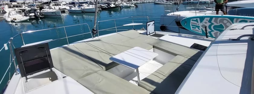 Capo d'Orlando Catamaran Cabine 4  8  slaapplaatsen 8  gasten 11.78 m Lijstnummer: #20706 3