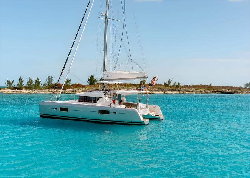 Porto Cheli Catamarán Cabina 6  12  literas 12  invitados 12.94 m Número de anuncio: #20710