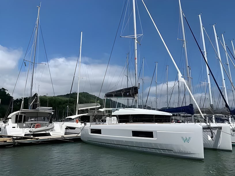 Paraty Catamaran 4 cabin 8 berths 8 guests 11.73 m Listing Number: #20718