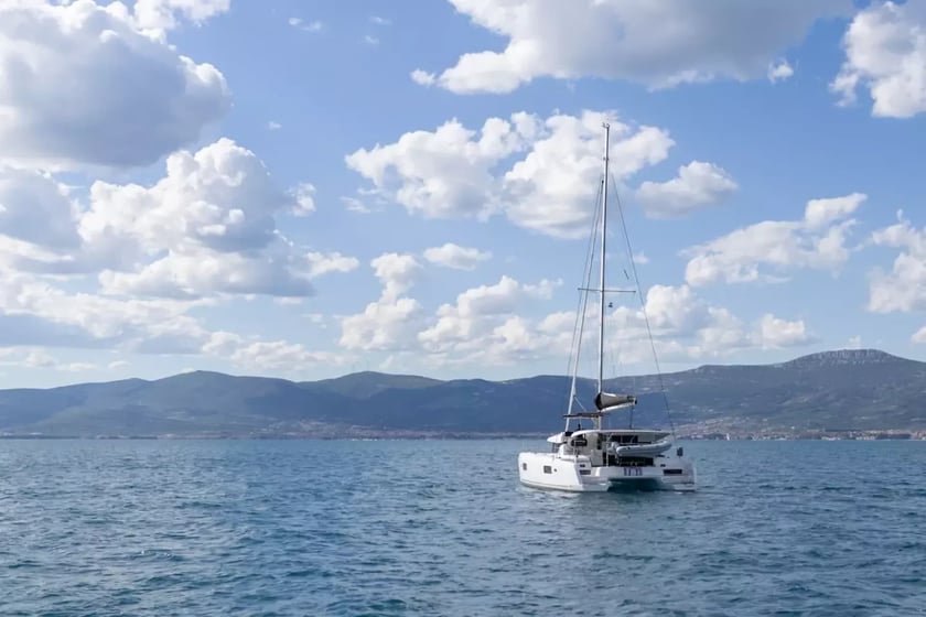 Split Catamaran 6 cabin 12 berths 12 guests 12.8 m Listing Number: #20721 3