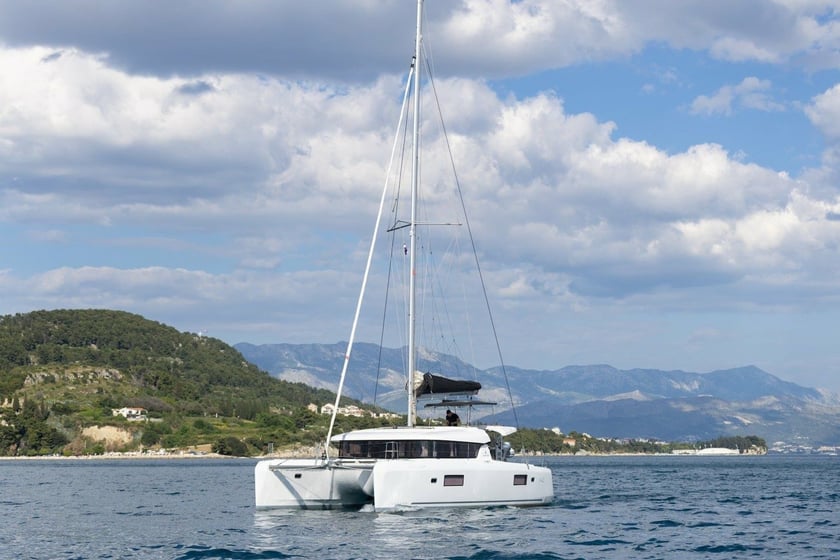 Split Catamaran 6 cabin 12 berths 12 guests 12.8 m Listing Number: #20721
