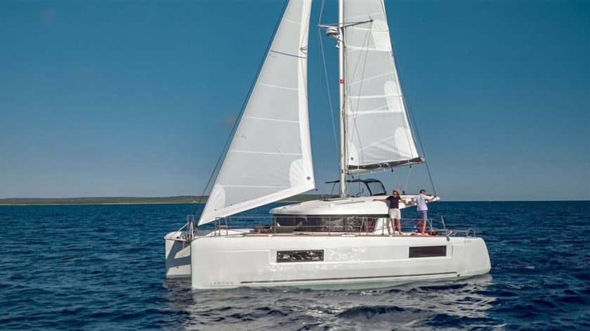 Split Catamaran 6 cabin 12 berths 12 guests 11.74 m Listing Number: #20780 4