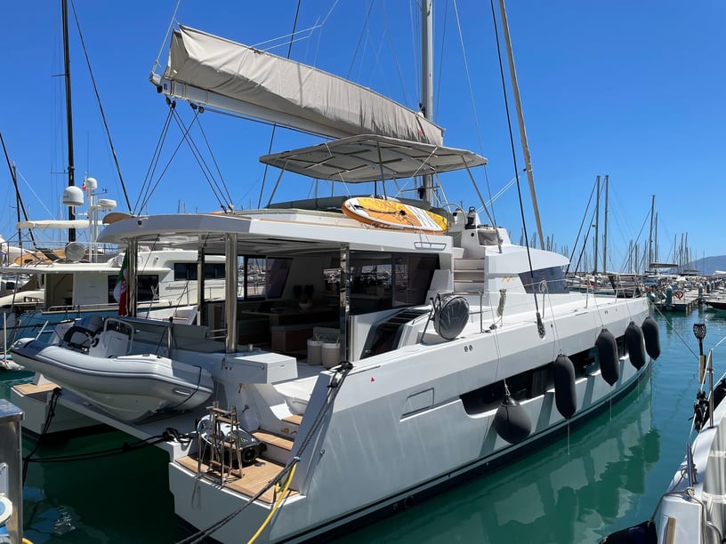 Salerne Catamaran Cabine 4  Couchettes 8  Invités 8  16.8 m Numéro de l'annonce: #20867 3