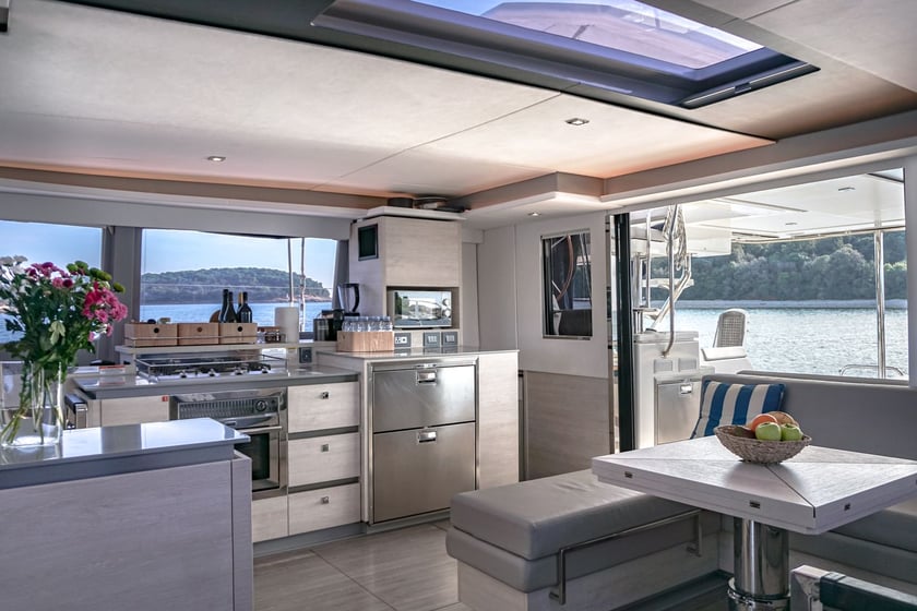 Split Catamaran 3 cabin 6 berths 12 guests 15.4 m Listing Number: #20872 3