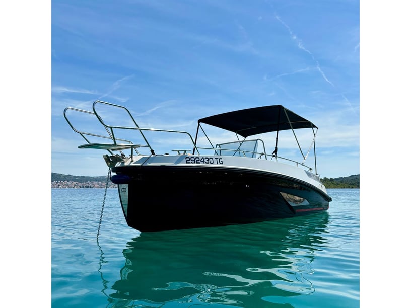 Trogir Motorboot 1 Kabine 2 Liegeplätze 10 Gäste 8 m Nummer des Inserats: #20889