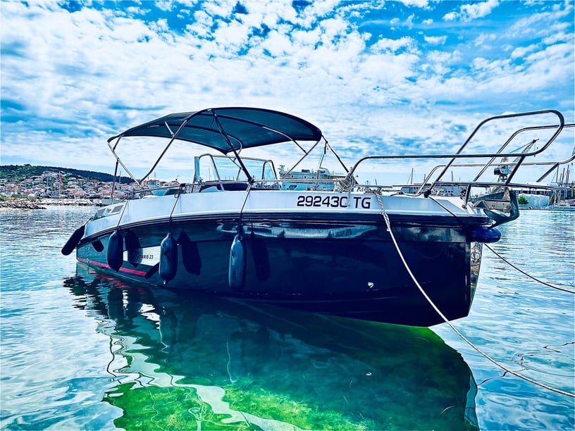 Trogir Motorboot Cabine 1  2  slaapplaatsen 10  gasten 8 m Lijstnummer: #20889