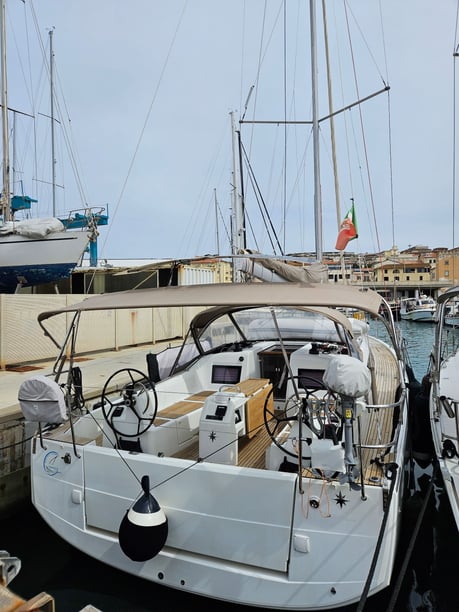 San Vincenzo Zeilboot Cabine 3  6  slaapplaatsen 6  gasten 12.95 m Lijstnummer: #20898