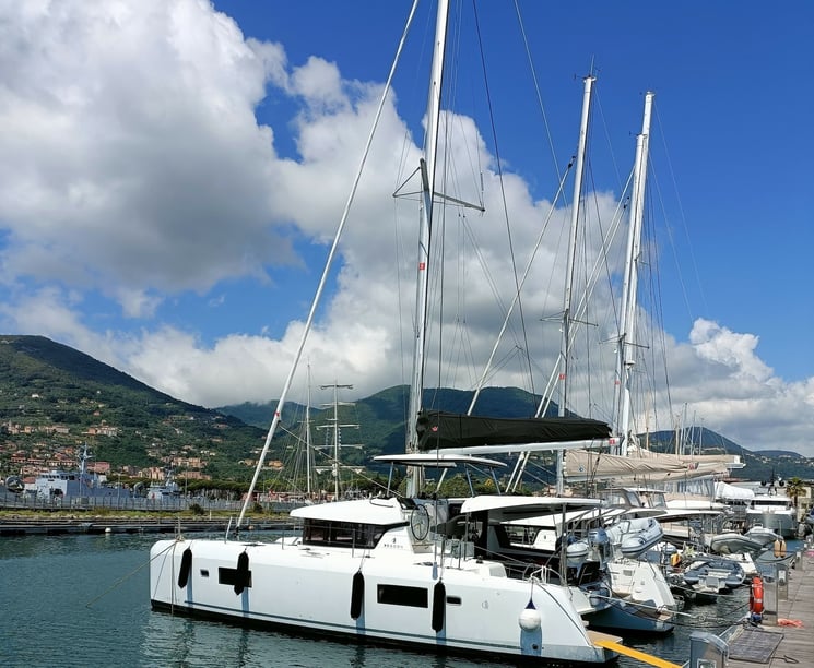 La Spezia Catamarán Cabina 6  12  literas 12  invitados 12.8 m Número de anuncio: #21118