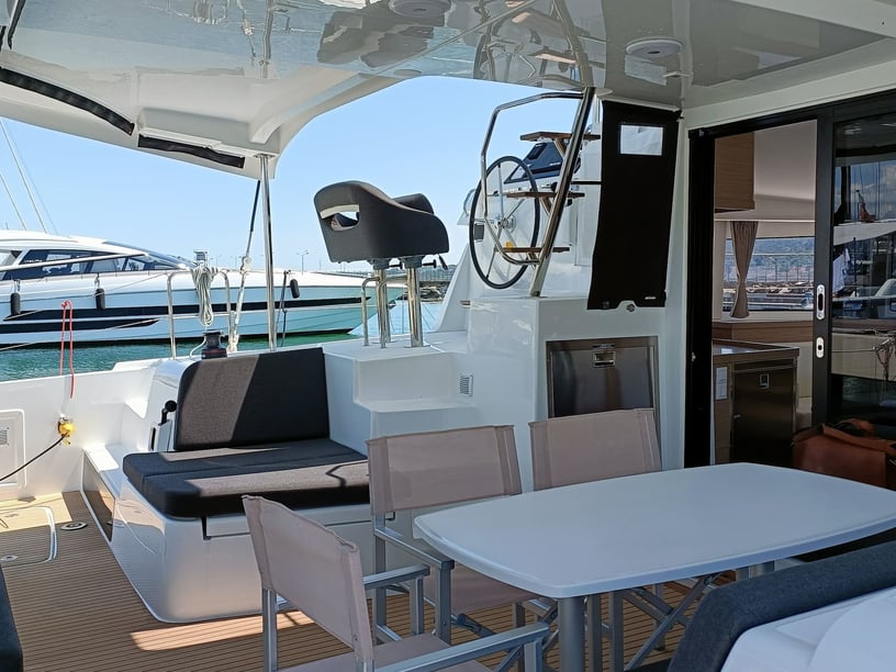 La Spezia Catamarán Cabina 6  12  literas 12  invitados 12.8 m Número de anuncio: #21118 3