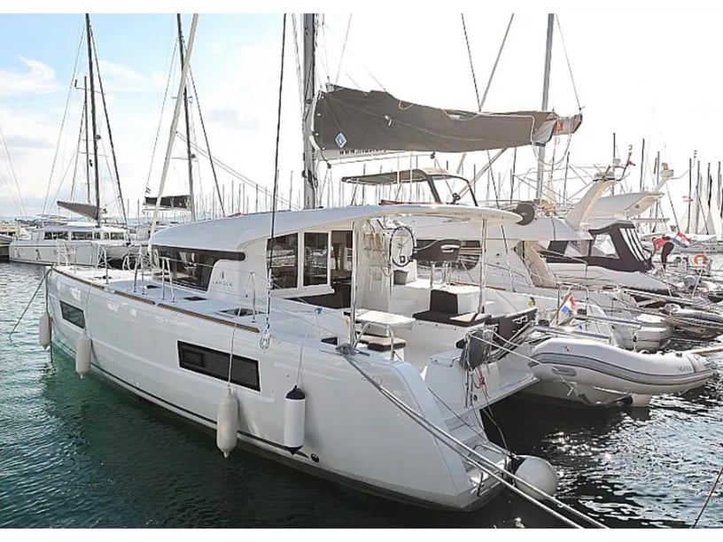 Dubrovnik Catamaran 4 cabin 12 berths 12 guests 11.74 m Listing Number: #21140