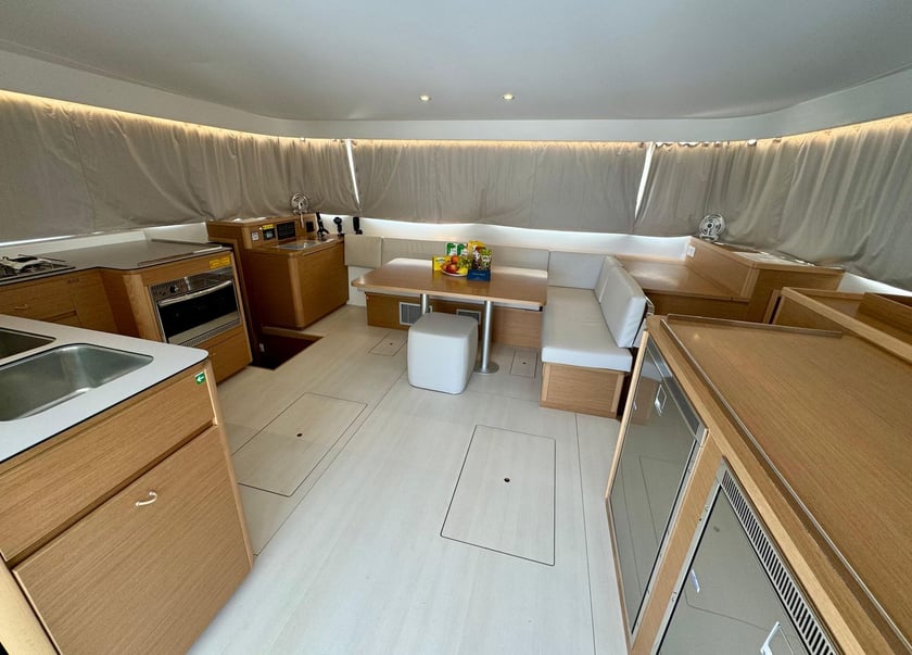 Dubrovnik Catamaran 6 cabin 12 berths 12 guests 15.99 m Listing Number: #21167 3