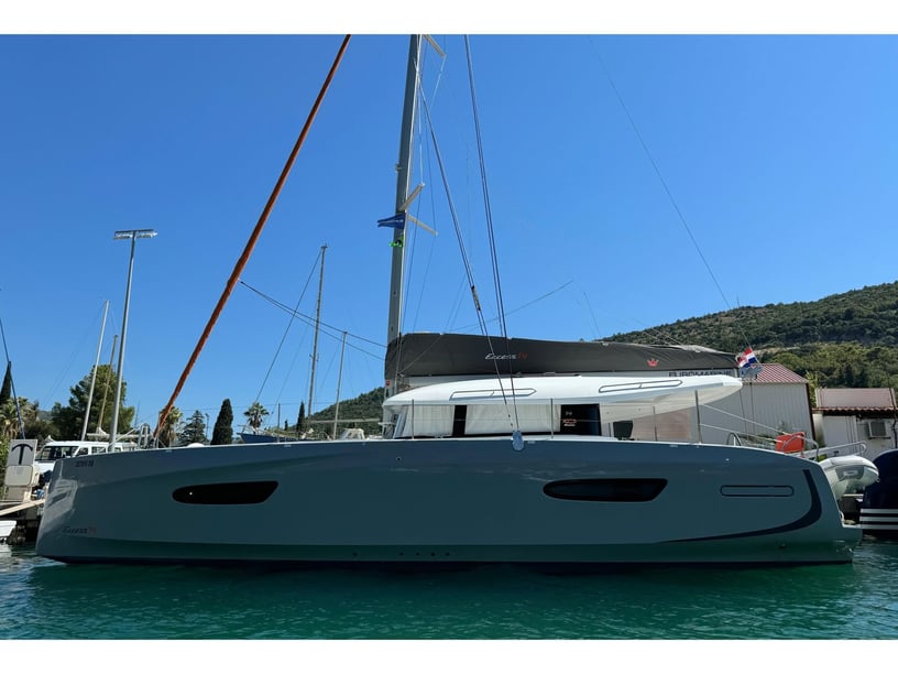 Dubrovnik Catamaran 6 cabin 12 berths 12 guests 15.99 m Listing Number: #21167