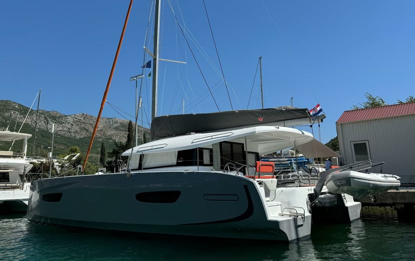 Dubrovnik Catamaran 6 cabin 12 berths 12 guests 15.99 m Listing Number: #21167