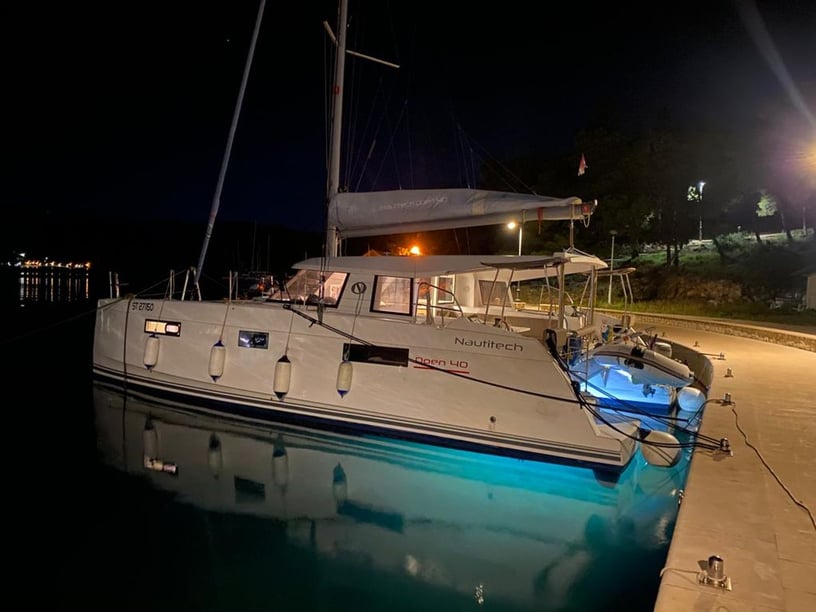 Primošten Catamaran 4 cabin 10 berths 12 guests 11.99 m Listing Number: #21173 3