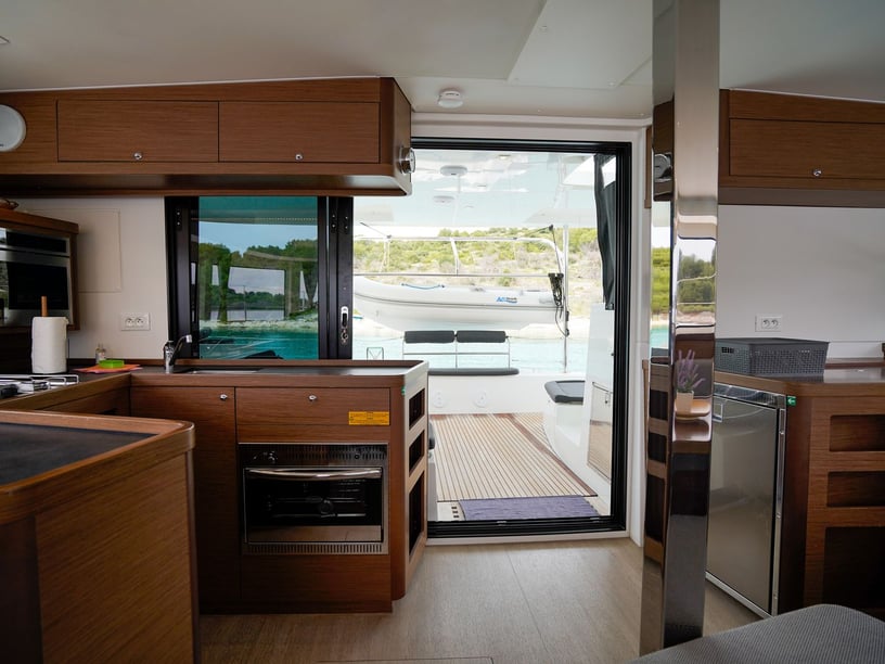 Seget Donji Katamaran 4 Kabine 8 Liegeplätze 8 Gäste 12.94 m Nummer des Inserats: #21208 2