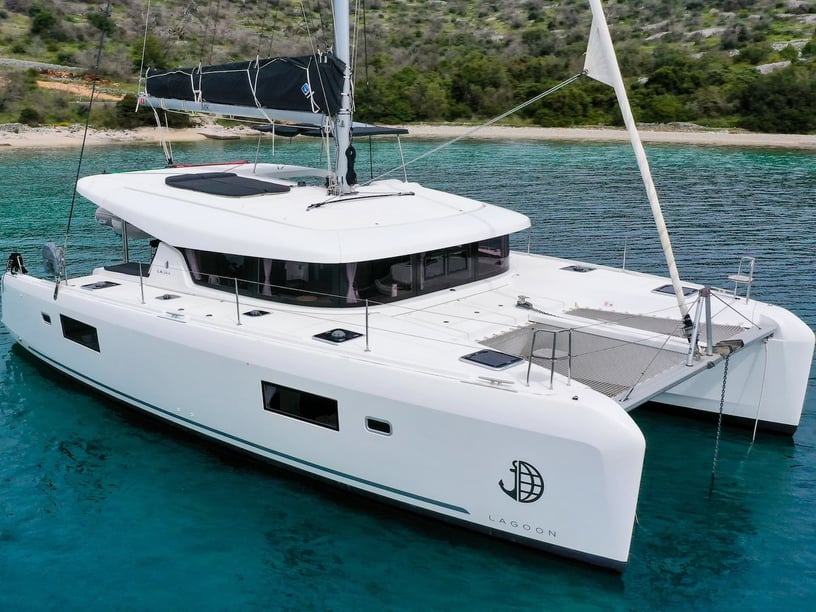 Seget Donji Katamaran 4 Kabine 8 Liegeplätze 8 Gäste 12.94 m Nummer des Inserats: #21208