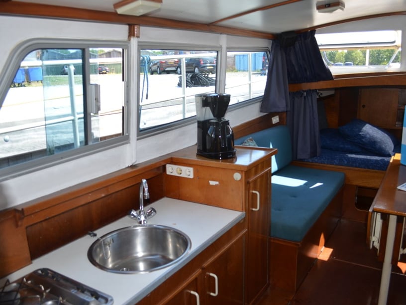 Drachten Motorboat 1 cabin 3 berths 3 guests 8.5 m Listing Number: #21247 4