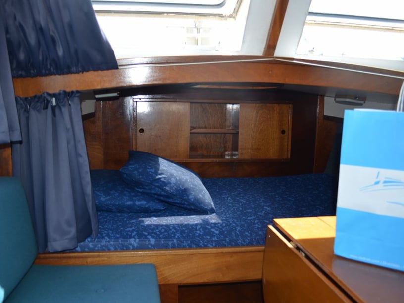 Drachten Motorboat 1 cabin 3 berths 3 guests 8.5 m Listing Number: #21247 5