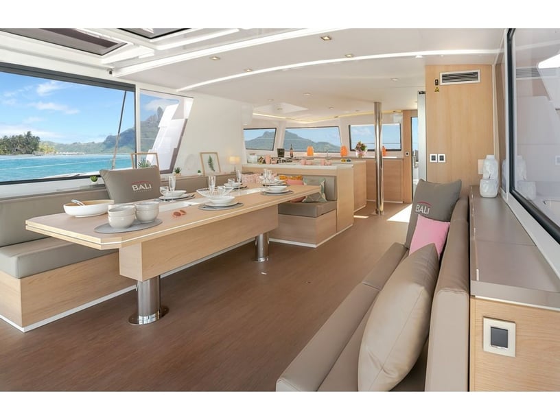 Porto Rotondo - Punta Asfodeli Catamaran Cabine 5  12  slaapplaatsen 12  gasten 16.8 m Lijstnummer: #21284 2