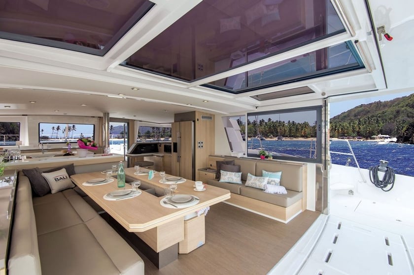 Porto Rotondo - Punta Asfodeli Catamaran Cabine 5  12  slaapplaatsen 12  gasten 16.8 m Lijstnummer: #21284 4