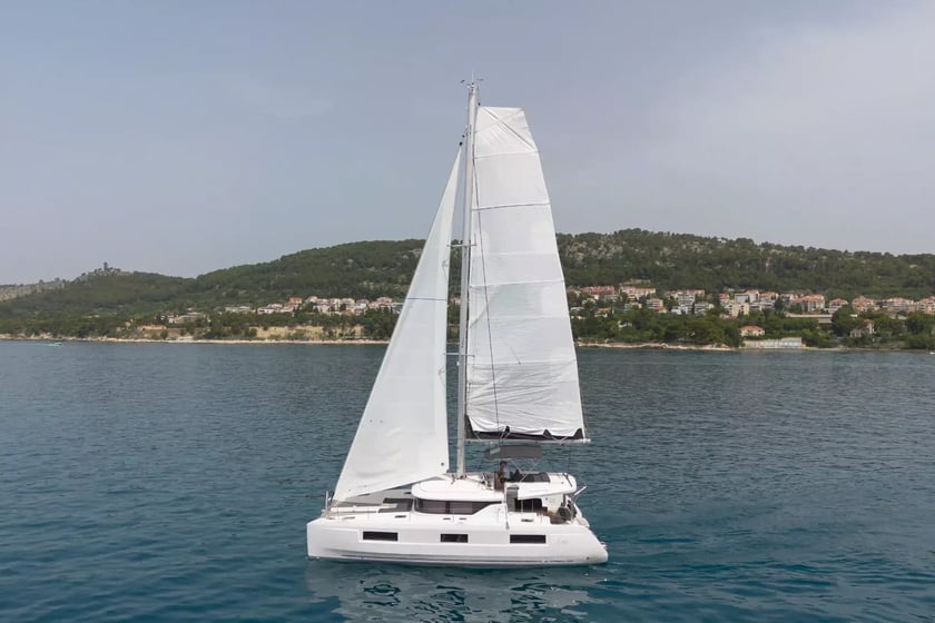 Spalato Catamarano cabina 6  cuccette 12  12  ospiti 13.99 m Numero dell'inserzione: #21325