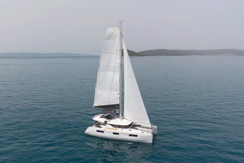 Spalato Catamarano cabina 6  cuccette 12  12  ospiti 13.99 m Numero dell'inserzione: #21325 5