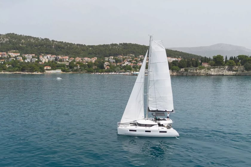 Spalato Catamarano cabina 6  cuccette 12  12  ospiti 13.99 m Numero dell'inserzione: #21325 4