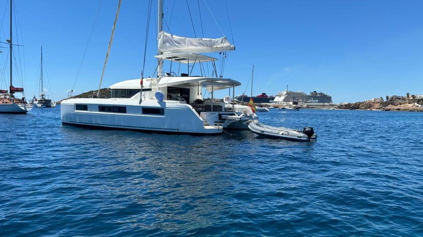 Ibiza Catamaran Cabine 5  10  slaapplaatsen 10  gasten 14.75 m Lijstnummer: #21358 3