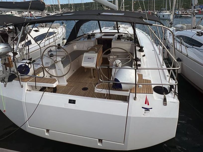 Punat Segelboot 3 Kabine 8 Liegeplätze 8 Gäste 12.38 m Nummer des Inserats: #21360