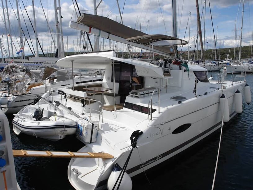 Punat Catamaran Cabine 6  10  slaapplaatsen 10  gasten 11.89 m Lijstnummer: #21365