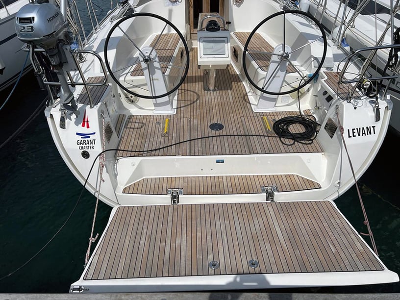 Punat Zeilboot Cabine 3  7  slaapplaatsen 7  gasten 12.35 m Lijstnummer: #21376