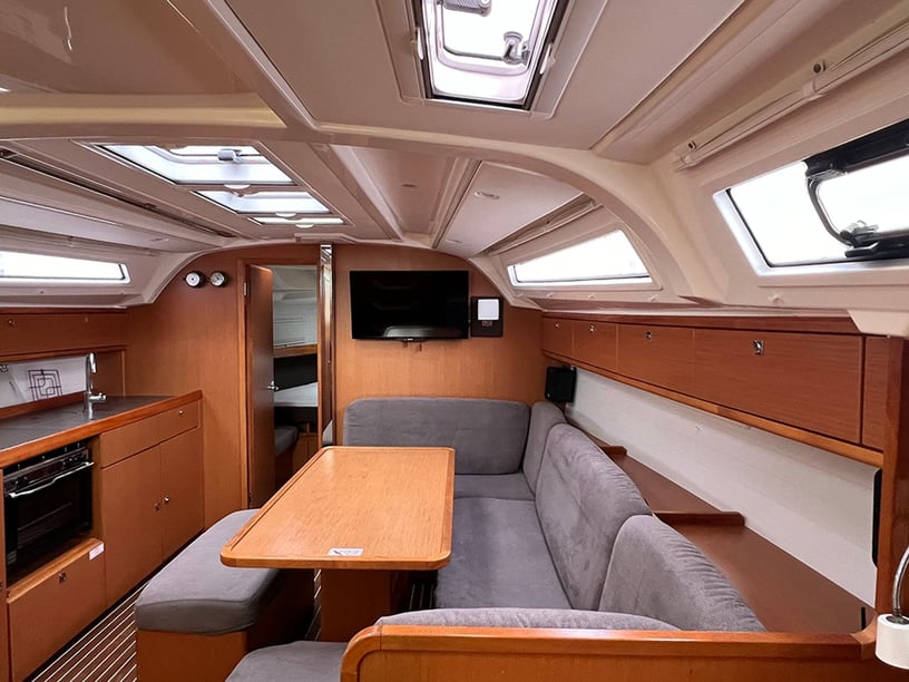 Punat Zeilboot Cabine 3  7  slaapplaatsen 7  gasten 12.35 m Lijstnummer: #21376 2