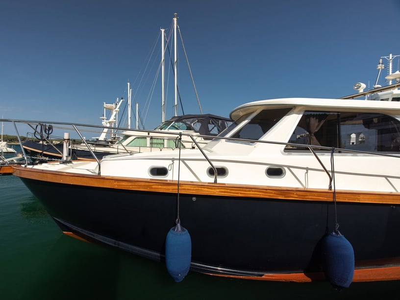 Punat Motorboat 2 cabin 4 berths 4 guests 11.95 m Listing Number: #21383