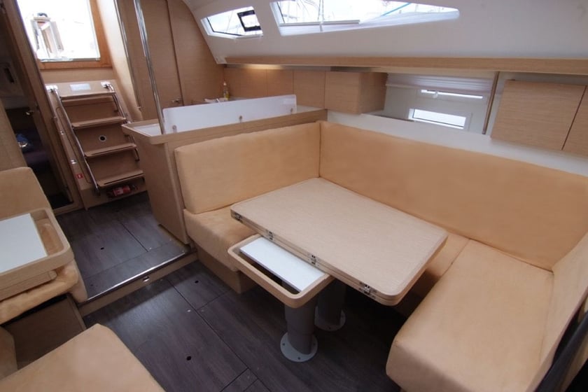 Punat Zeilboot Cabine 3  8  slaapplaatsen 8  gasten 11.9 m Lijstnummer: #21384 5