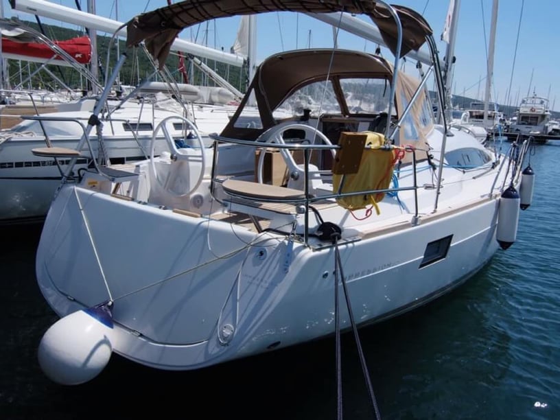 Punat Zeilboot Cabine 3  8  slaapplaatsen 8  gasten 11.9 m Lijstnummer: #21384