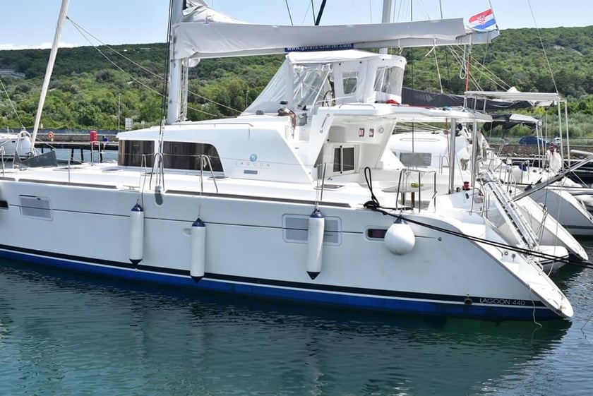 Punat Catamaran Cabine 6  10  slaapplaatsen 10  gasten 13.61 m Lijstnummer: #21385 3