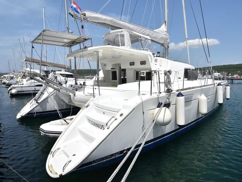 Punat Catamaran Cabine 6  10  slaapplaatsen 10  gasten 13.61 m Lijstnummer: #21385