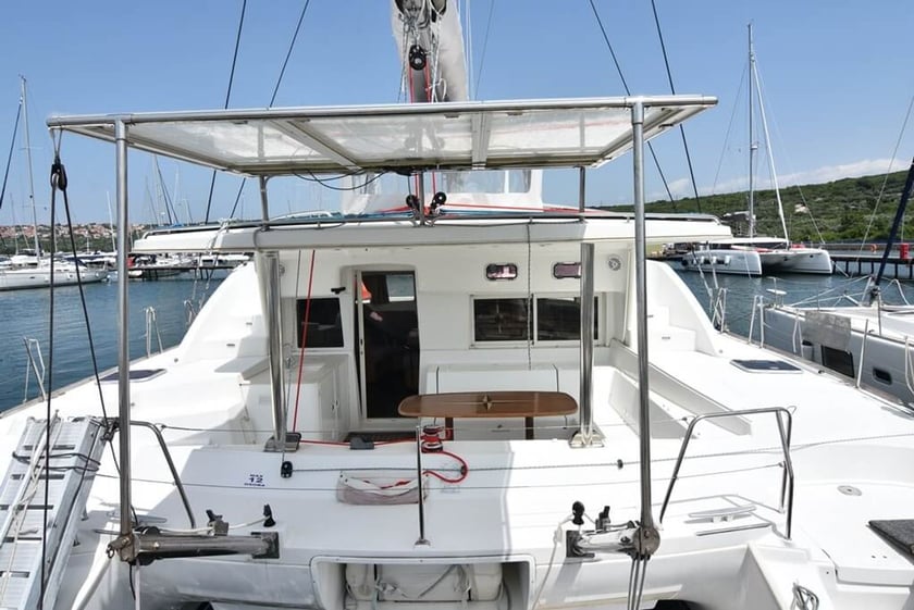 Punat Catamaran Cabine 6  10  slaapplaatsen 10  gasten 13.61 m Lijstnummer: #21385 4