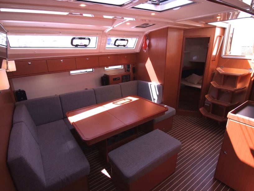 Punat Zeilboot Cabine 4  9  slaapplaatsen 9  gasten 14.27 m Lijstnummer: #21386 2